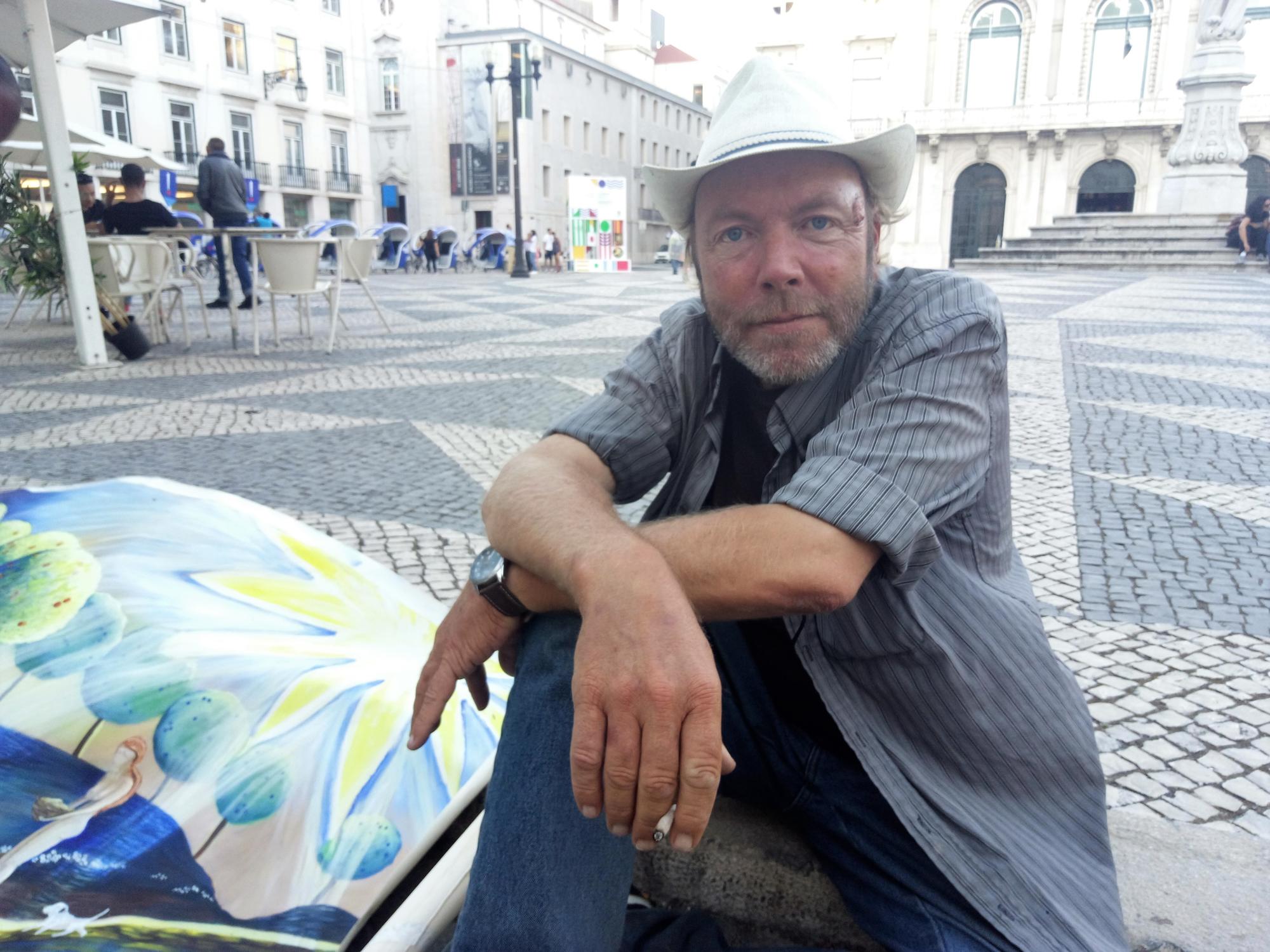 El artista callejero John H. Colley